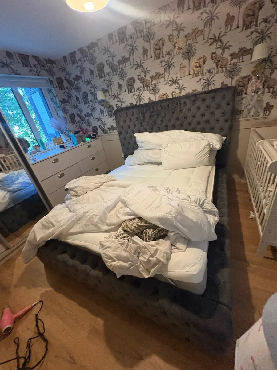King size bed - Image 1