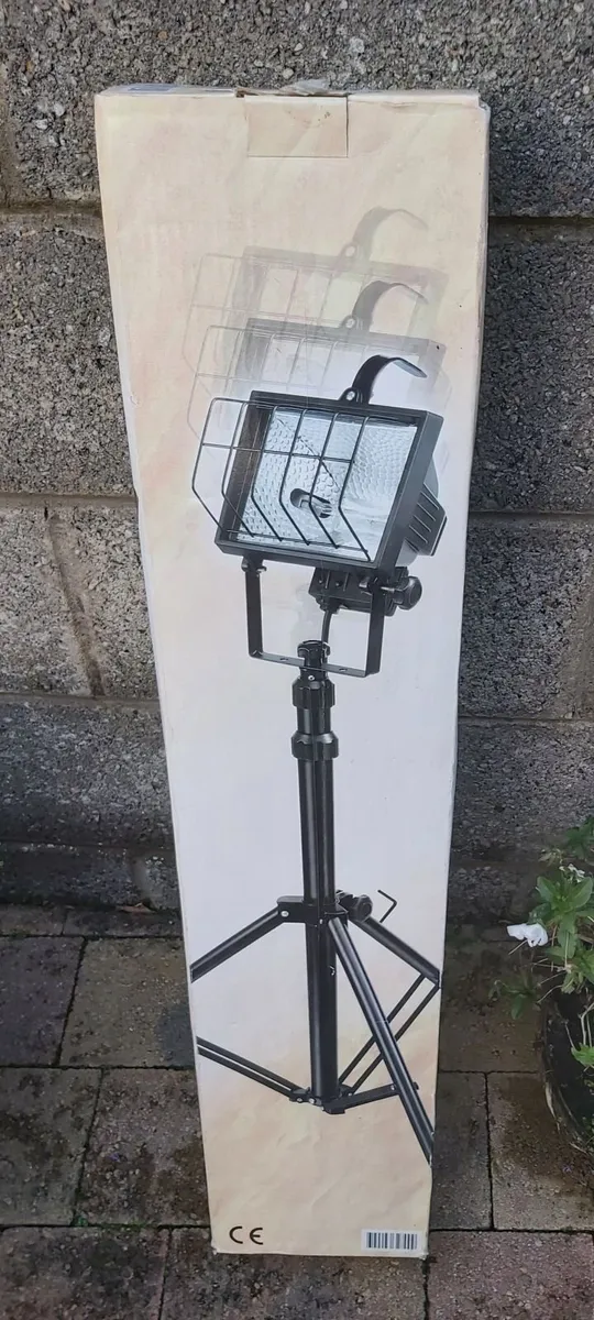 Work lights on tripods - Image 1