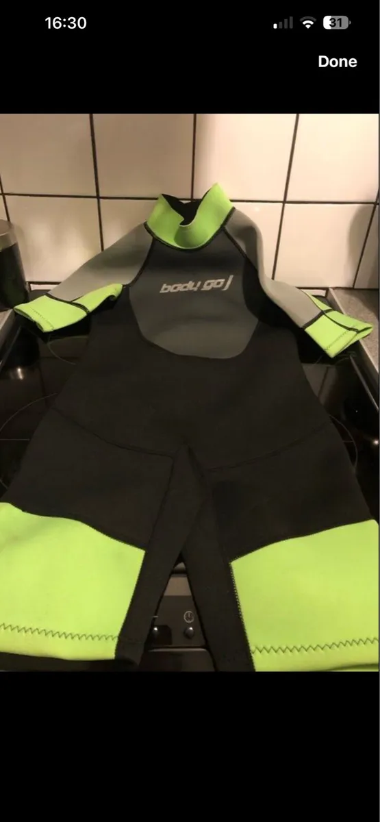 Boys wetsuit age 10 €10 - Image 1