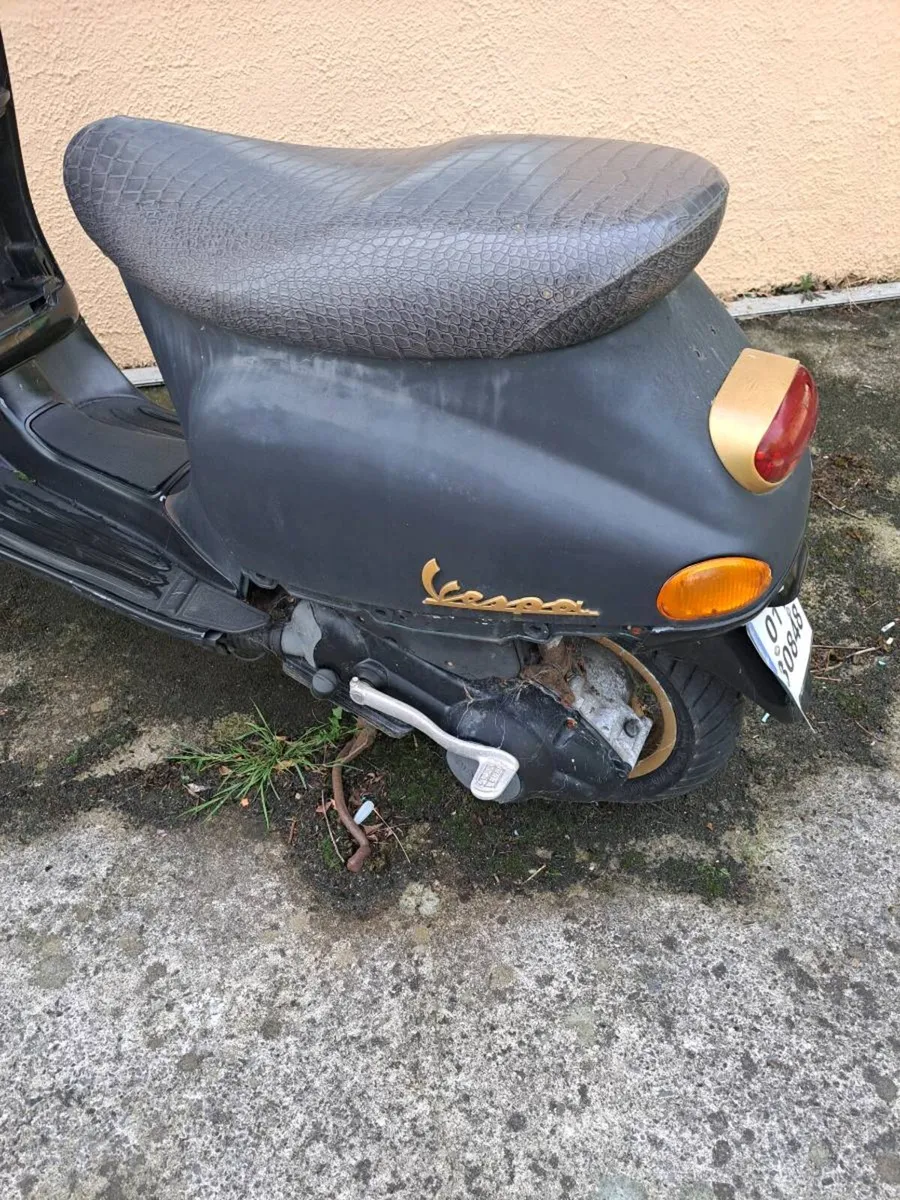2001 Vespa Piaggio in need of repairs - Image 3
