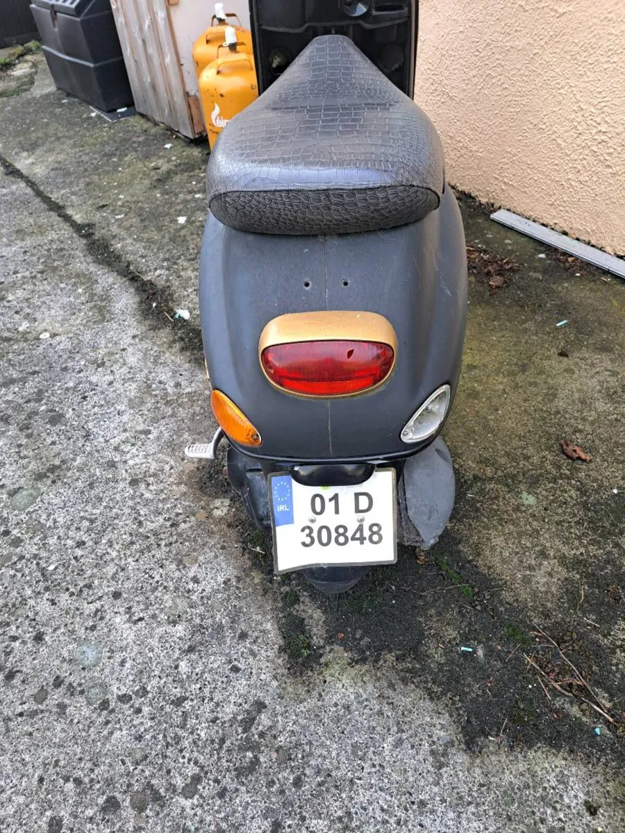 2001 Vespa Piaggio in need of repairs - Image 4