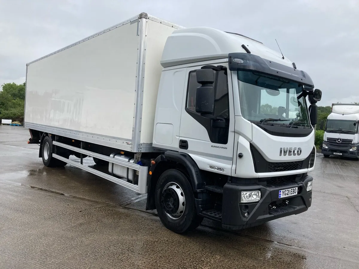 2021 Iveco 18e25 28 ft box - Image 1