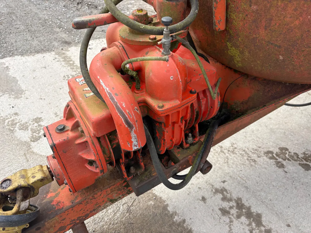 1100 gallon tanker - Image 2