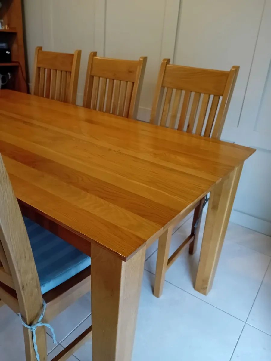 Solid Oak Table & 6 matching  Chairs - Image 1