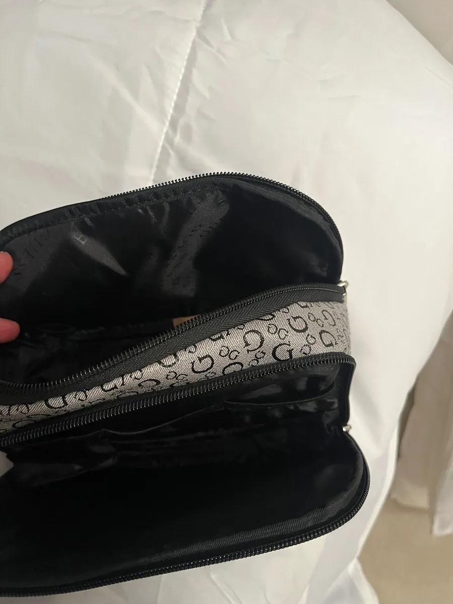 New Guess makeup bag - Image 3