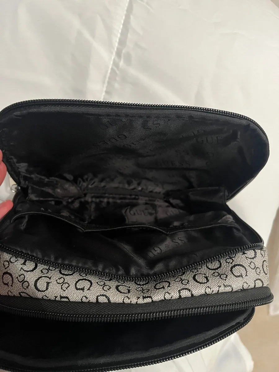 New Guess makeup bag - Image 4