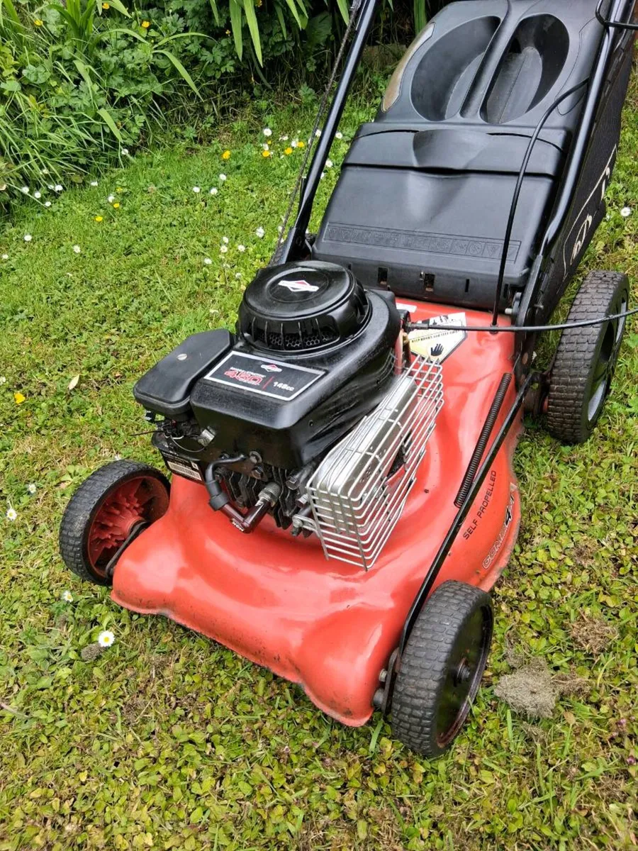 Self drive Lawnmower in excellent condition - Image 1