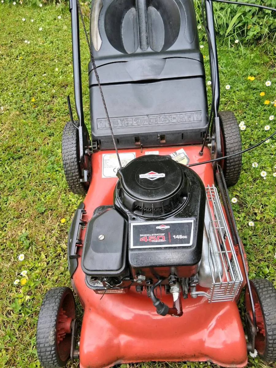 Self drive Lawnmower in excellent condition - Image 2