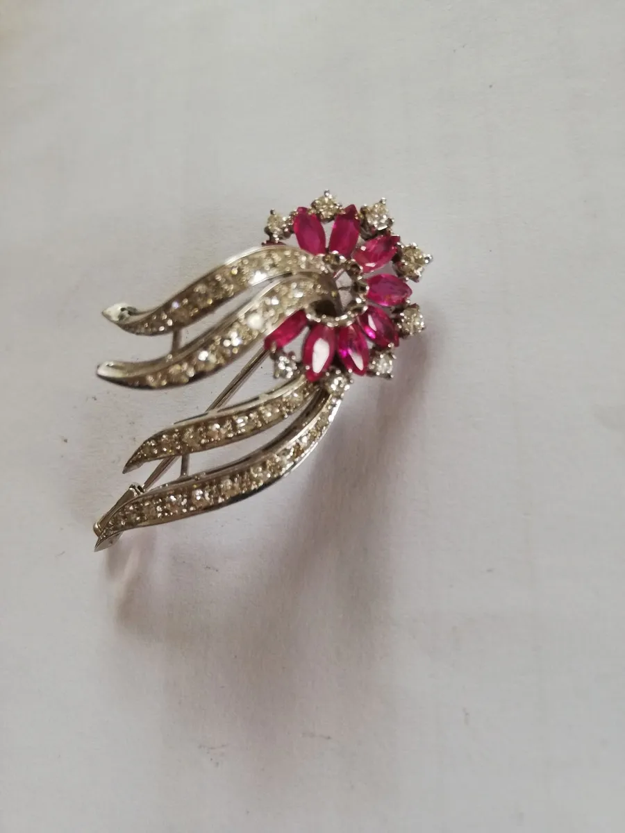18ct and dimond broach. - Image 1