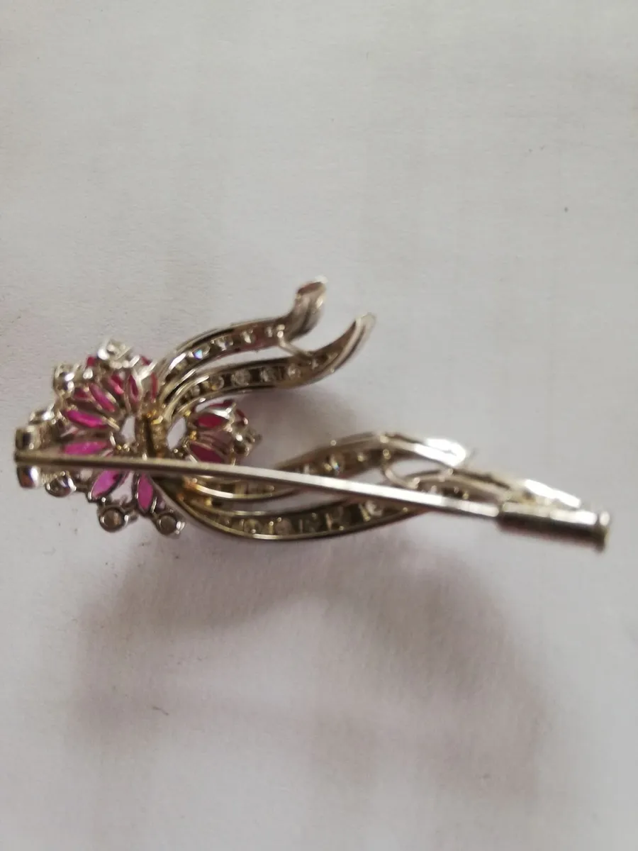 18ct and dimond broach. - Image 2