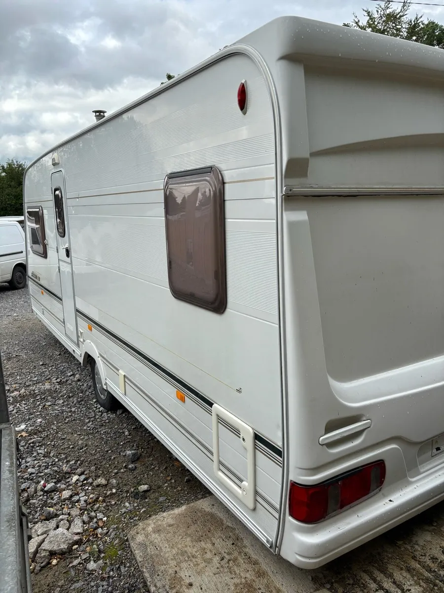 BARGAIN FIXED BED 4 BERTH CARAVAN - Image 4