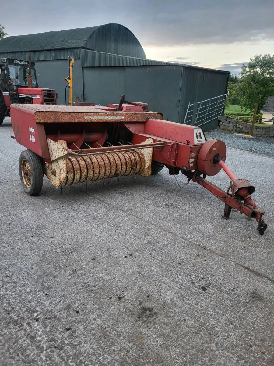 International 440 baler - Image 1