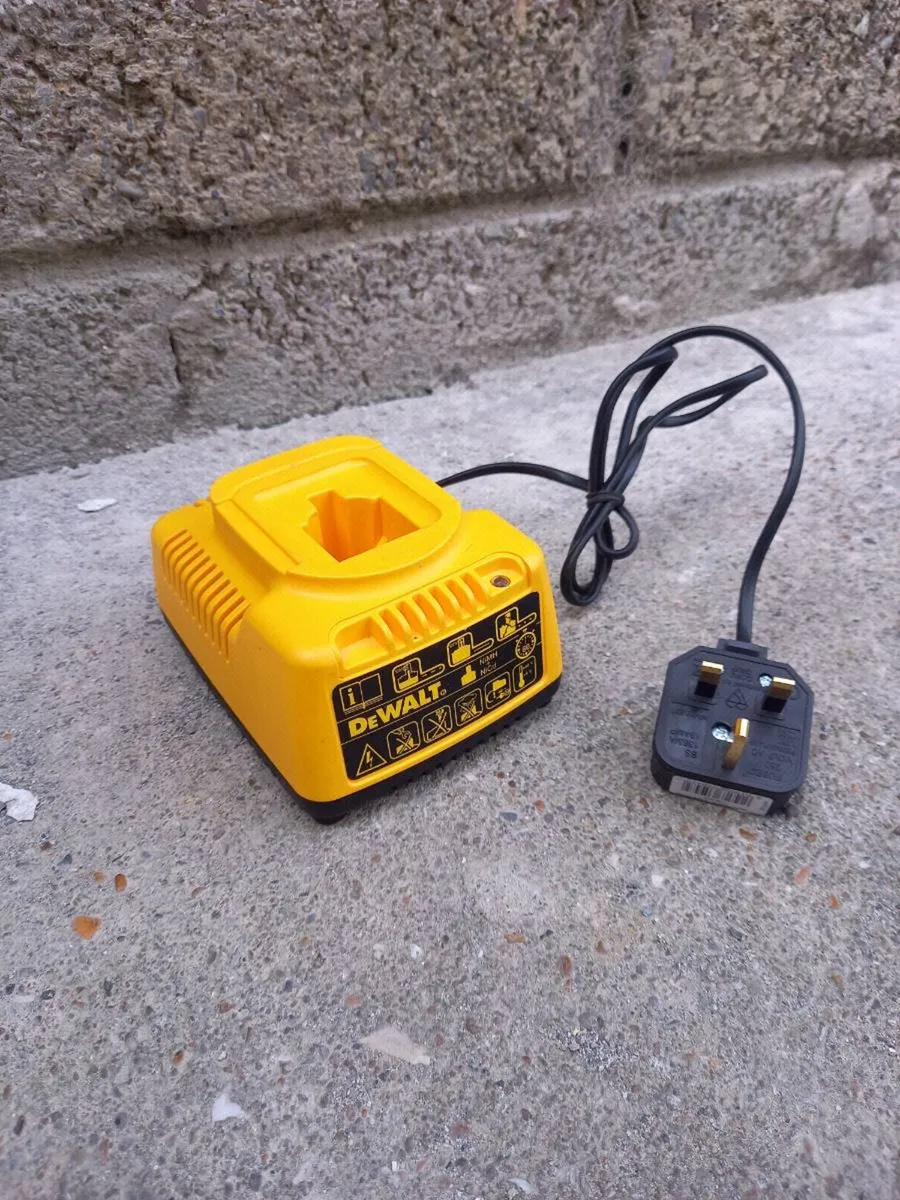 DeWalt Battery Charger - Image 4