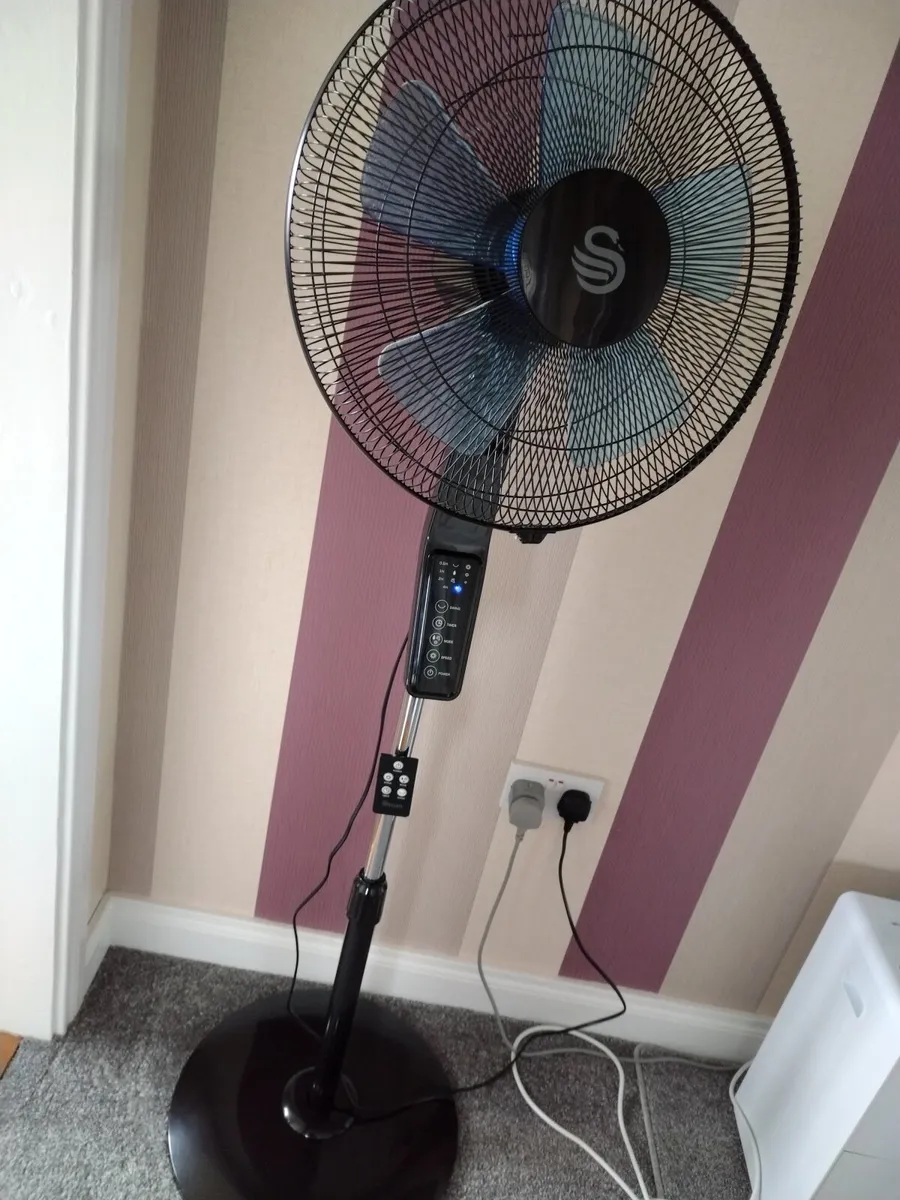 SWAN 16" Free Standing Room Fan with Remote Contro - Image 1