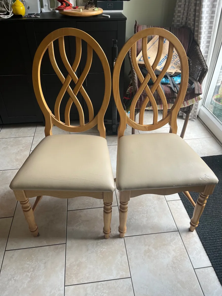 Kitchen table and chairs - Image 1
