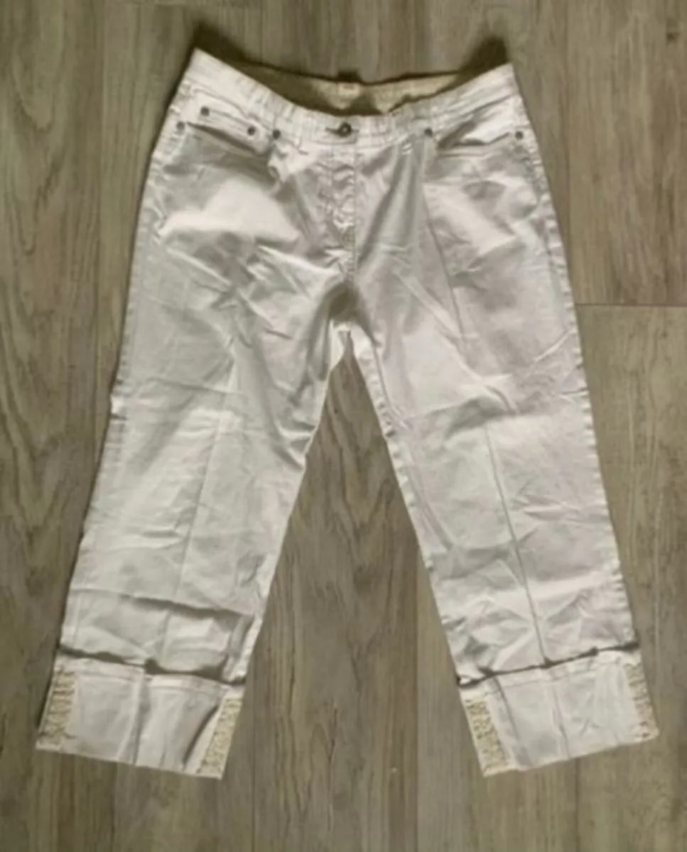 Ladies White Half Length Trousers: Size 16  Ex con