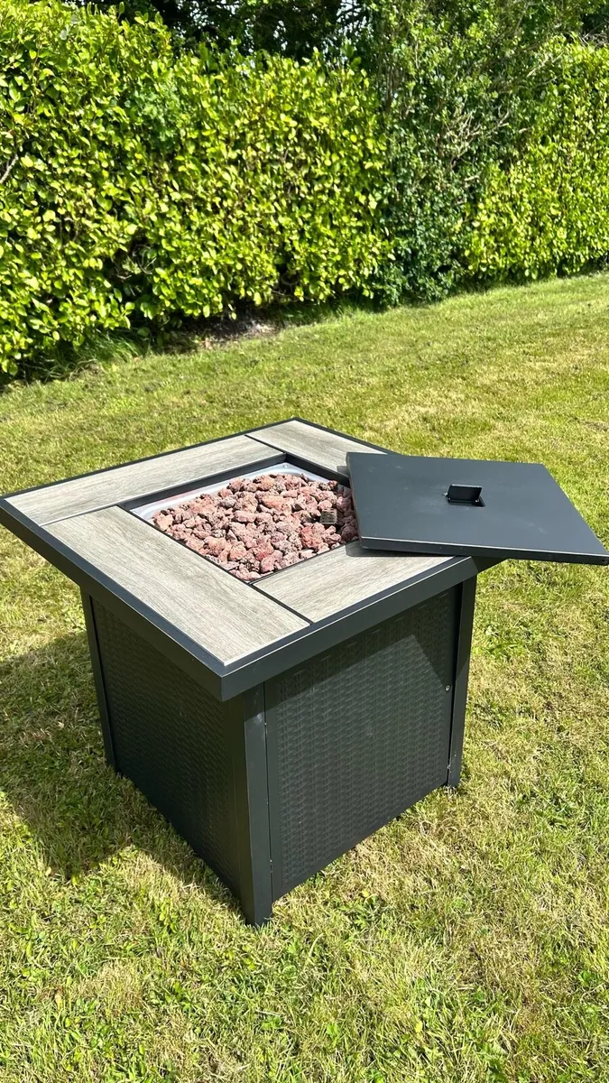 Fire pit with full tank of Gas - Image 1