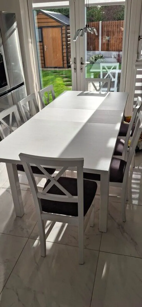 Kitchen table and chairs - Image 1