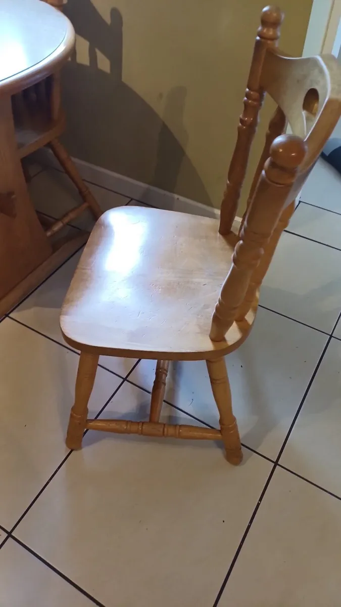 Solid wood table and chairs - Image 3