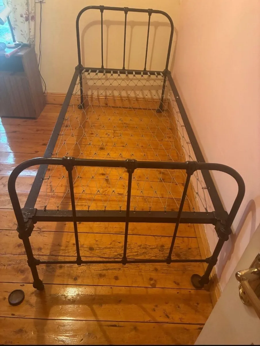 Bed frame - Image 1