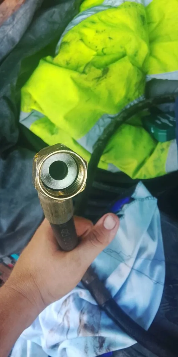 Mobile hydraulic hose repair - Image 2