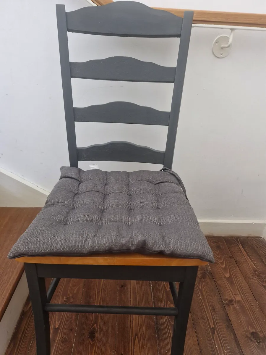 4 Chairs - Image 1