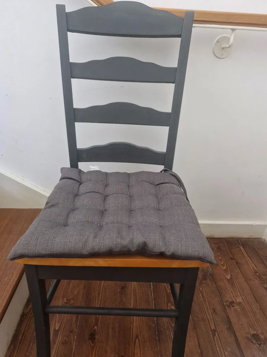4 Chairs - Image 2