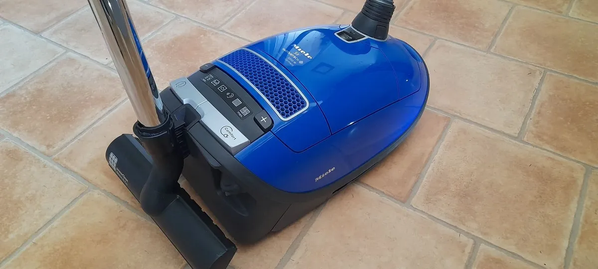 Miele vacuum/Hoover cleaner 2200watt - Image 3