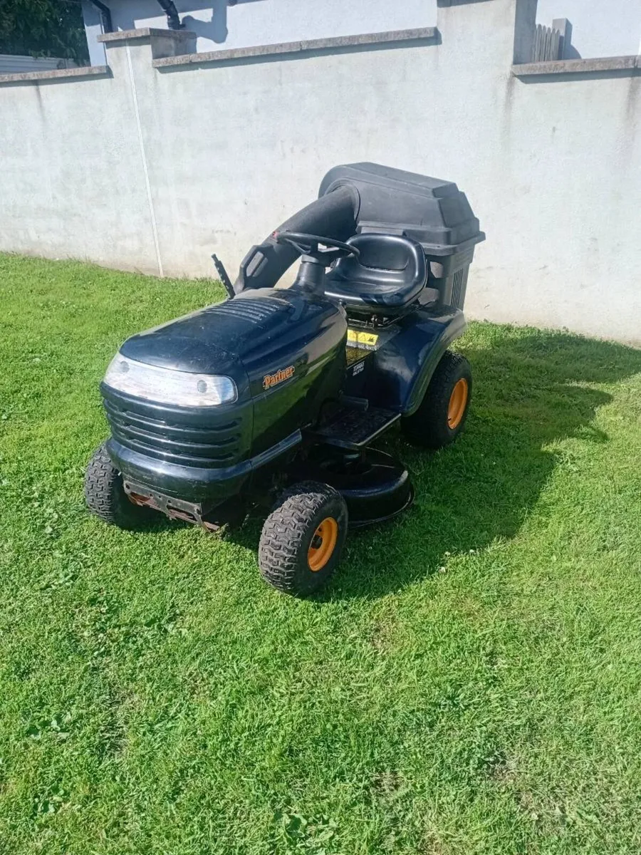 Ride on lawnmower - Image 1