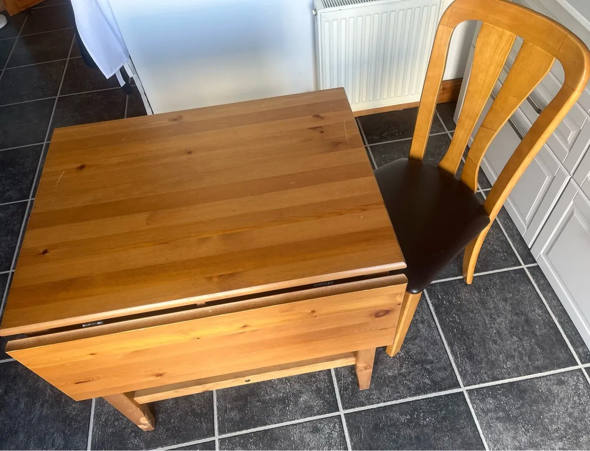 Kitchen table and chairs - Image 1