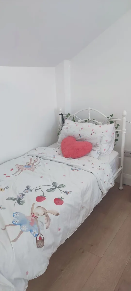 Single beds - Image 1