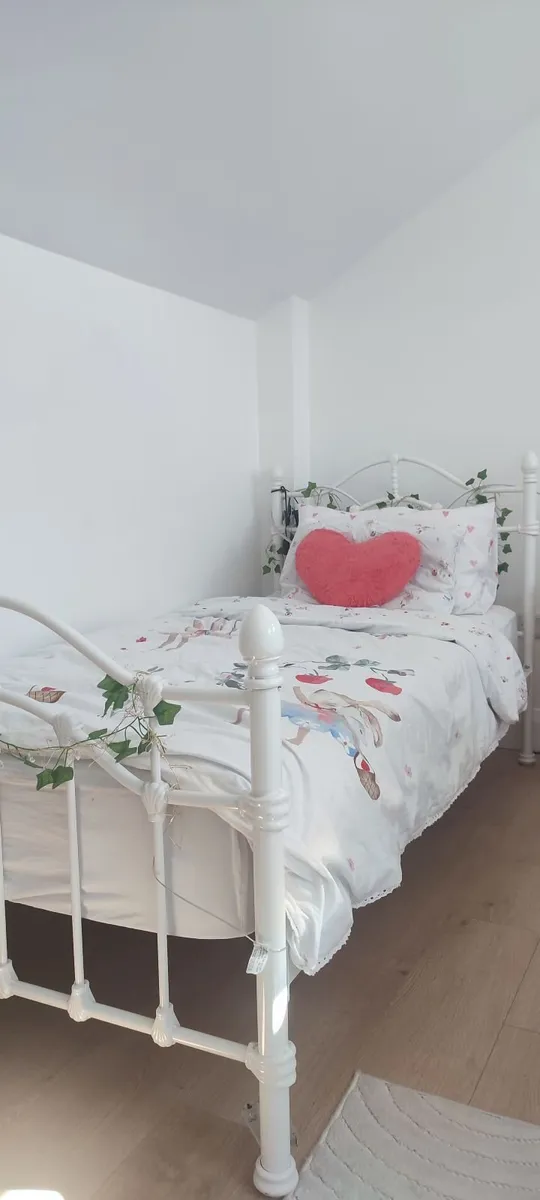 Single beds - Image 4