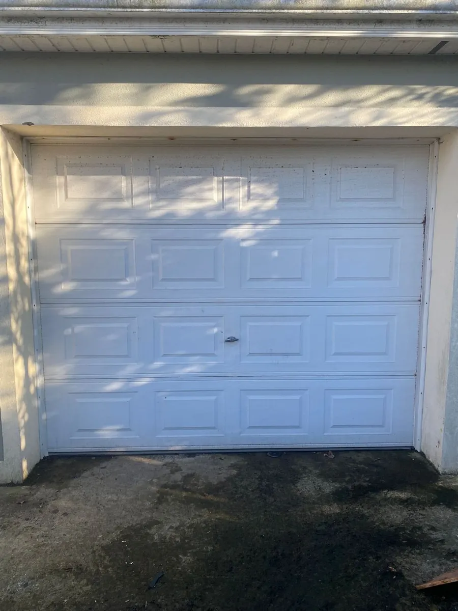 Garage door - Image 1