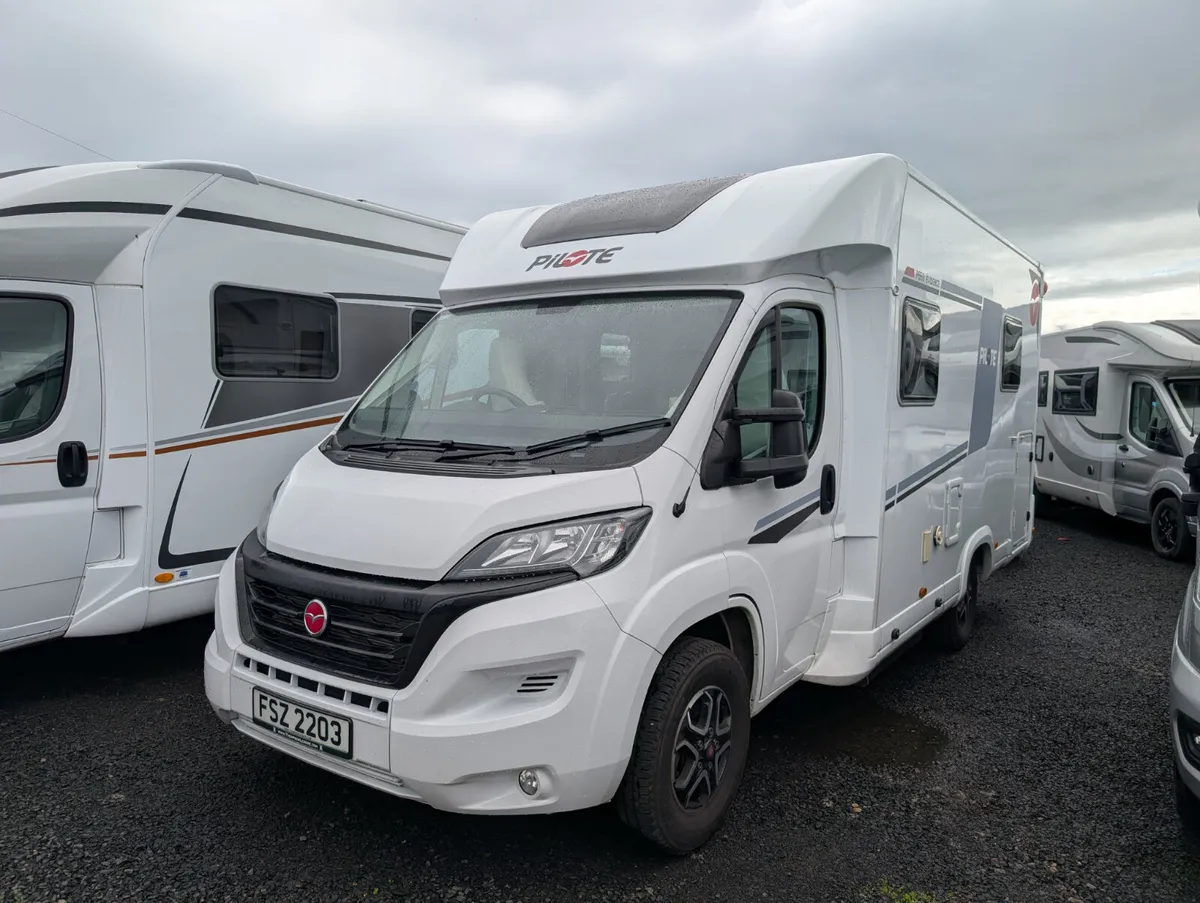 Island Fixed Bed 4 Berth ONLY 6.5m   **AUTOMATIC** - Image 1
