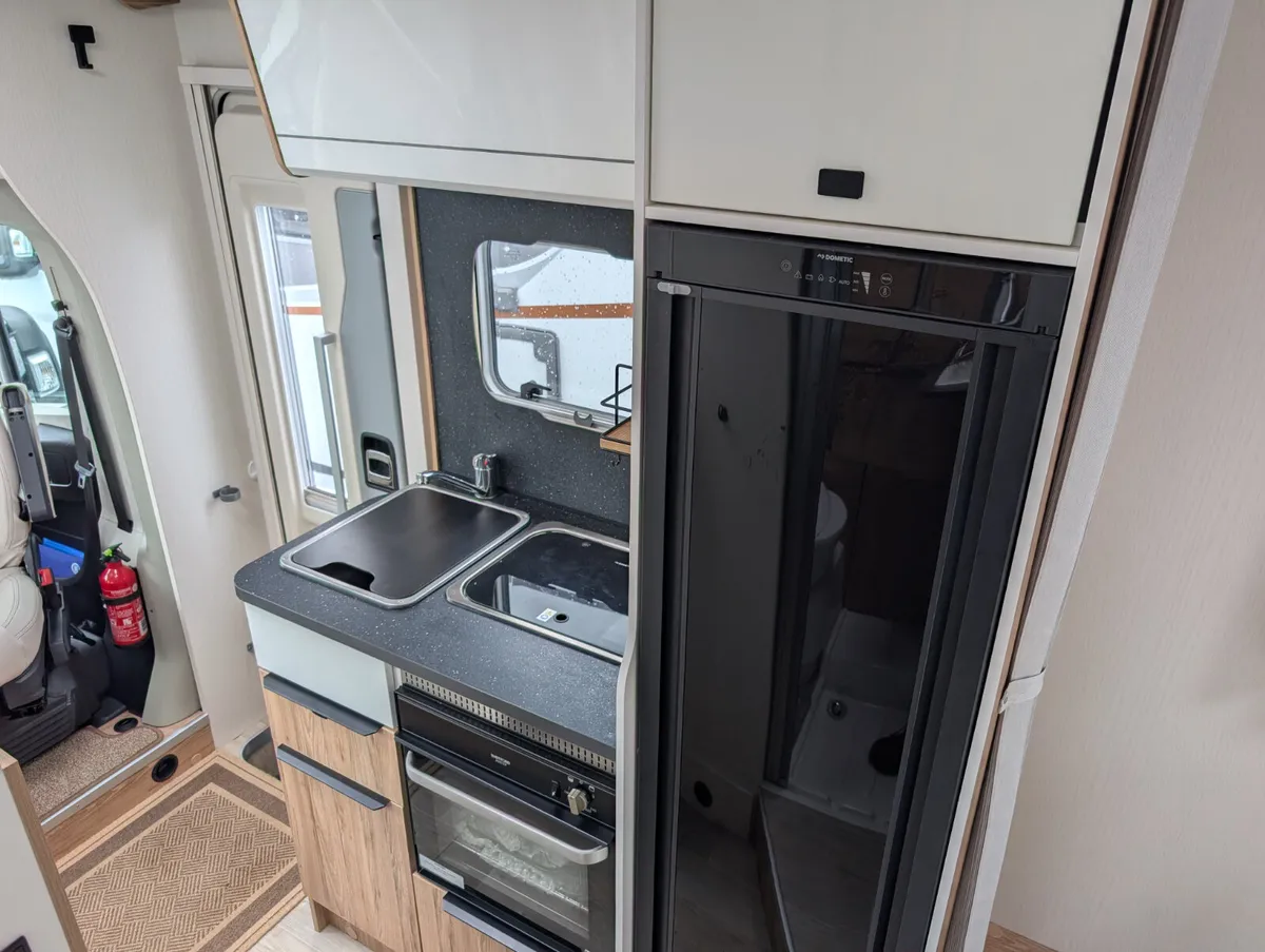 Island Fixed Bed 4 Berth ONLY 6.5m   **AUTOMATIC** - Image 3