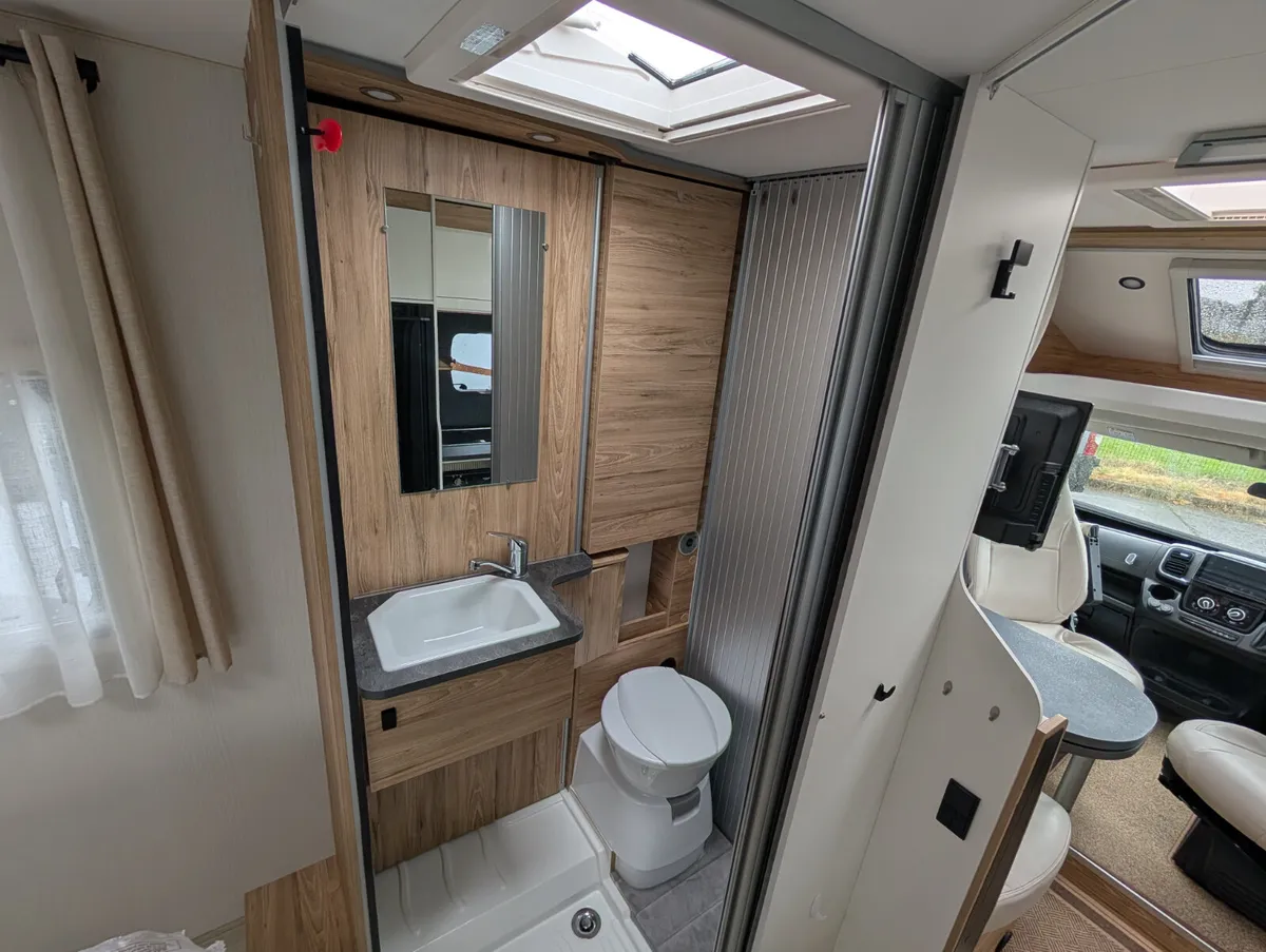 Island Fixed Bed 4 Berth ONLY 6.5m   **AUTOMATIC** - Image 4
