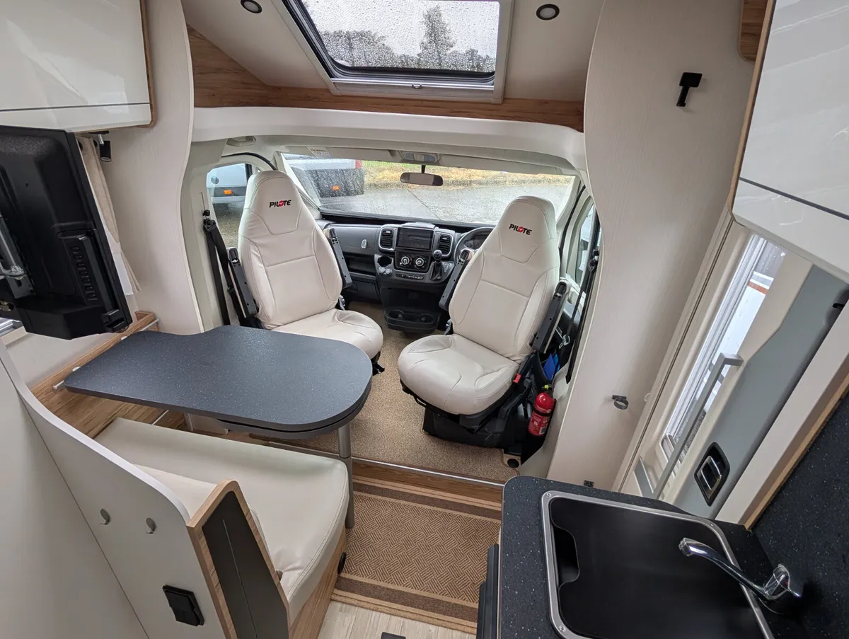 Island Fixed Bed 4 Berth ONLY 6.5m   **AUTOMATIC** - Image 2