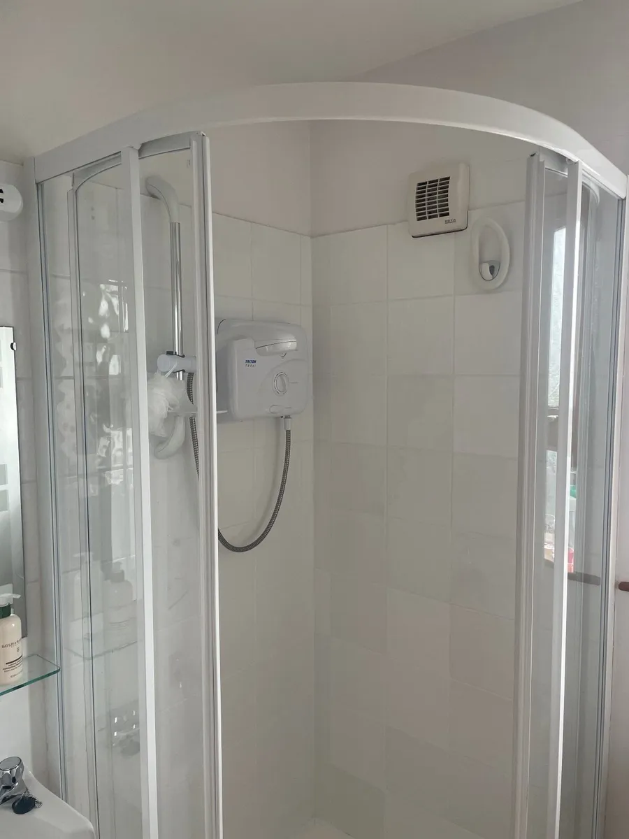 Shower Tray and Panels - Image 4
