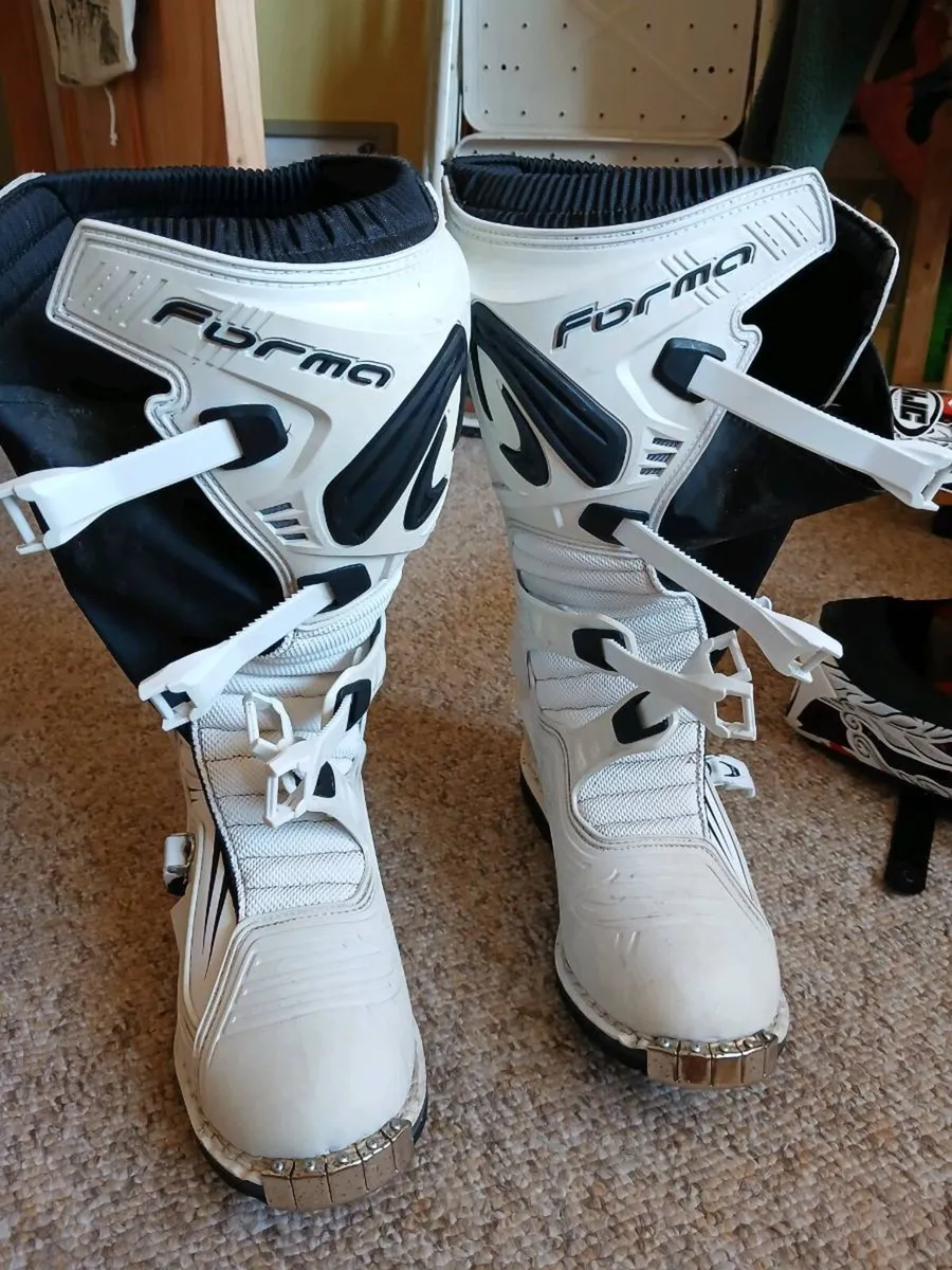 Enduro helmet and boots - Image 2