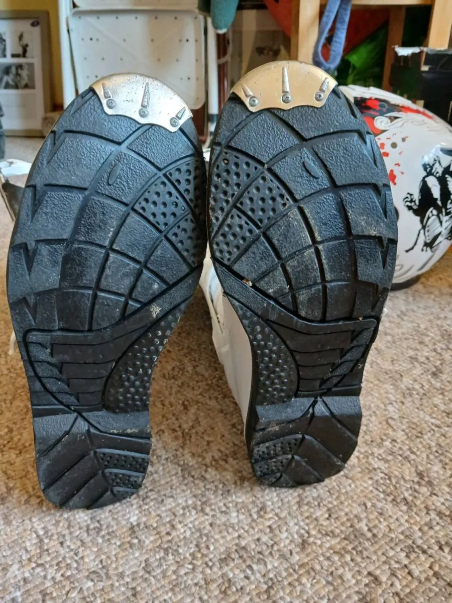 Enduro helmet and boots - Image 4