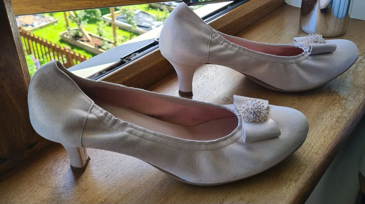 Le babe cream shoes sz 8 - Image 1