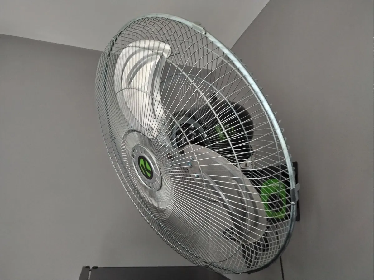 Large 18" Metal Wall Mounted Fan €50 - Image 2