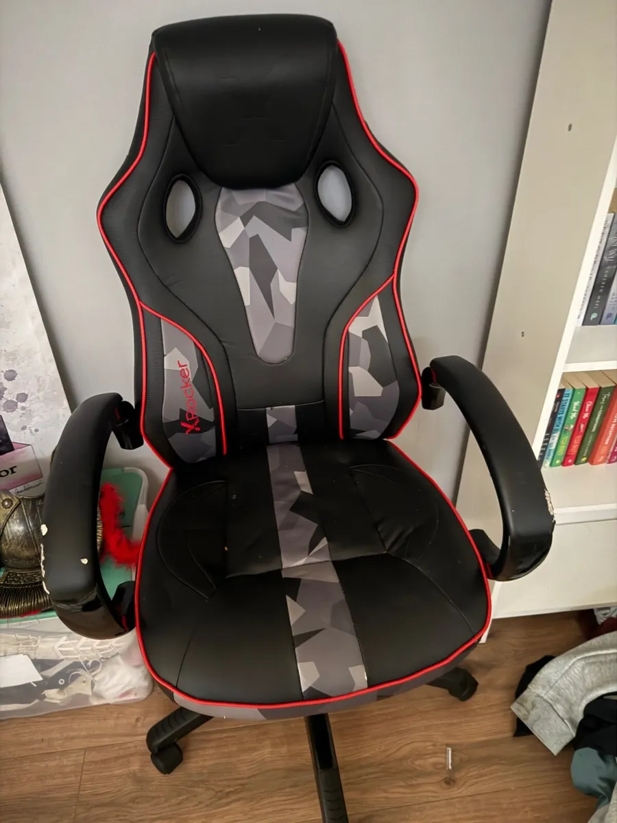 Gaming table and chair - Image 2