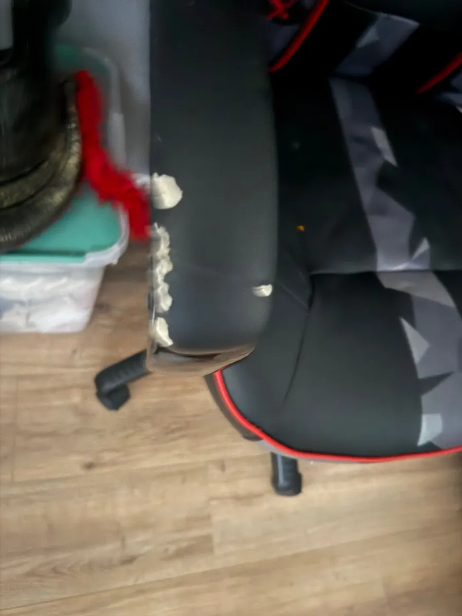 Gaming table and chair - Image 3