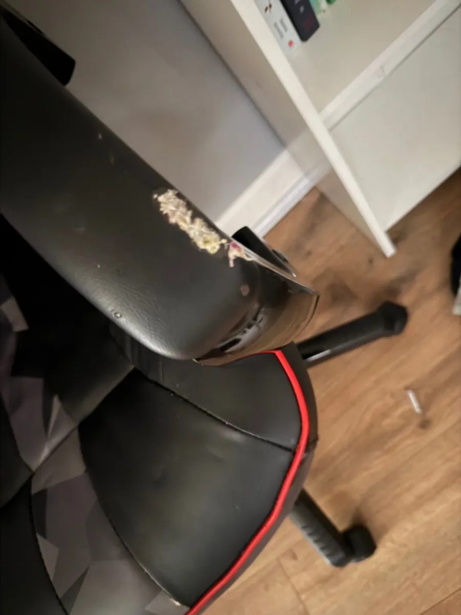 Gaming table and chair - Image 1