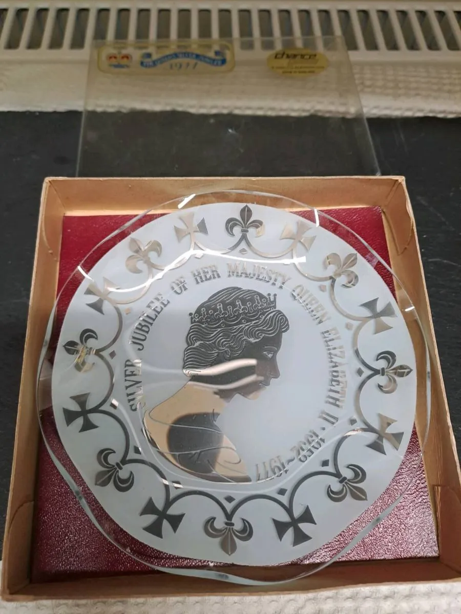 Vintage 1977 Queen Elizabeth II Silver Jubilee - Image 2