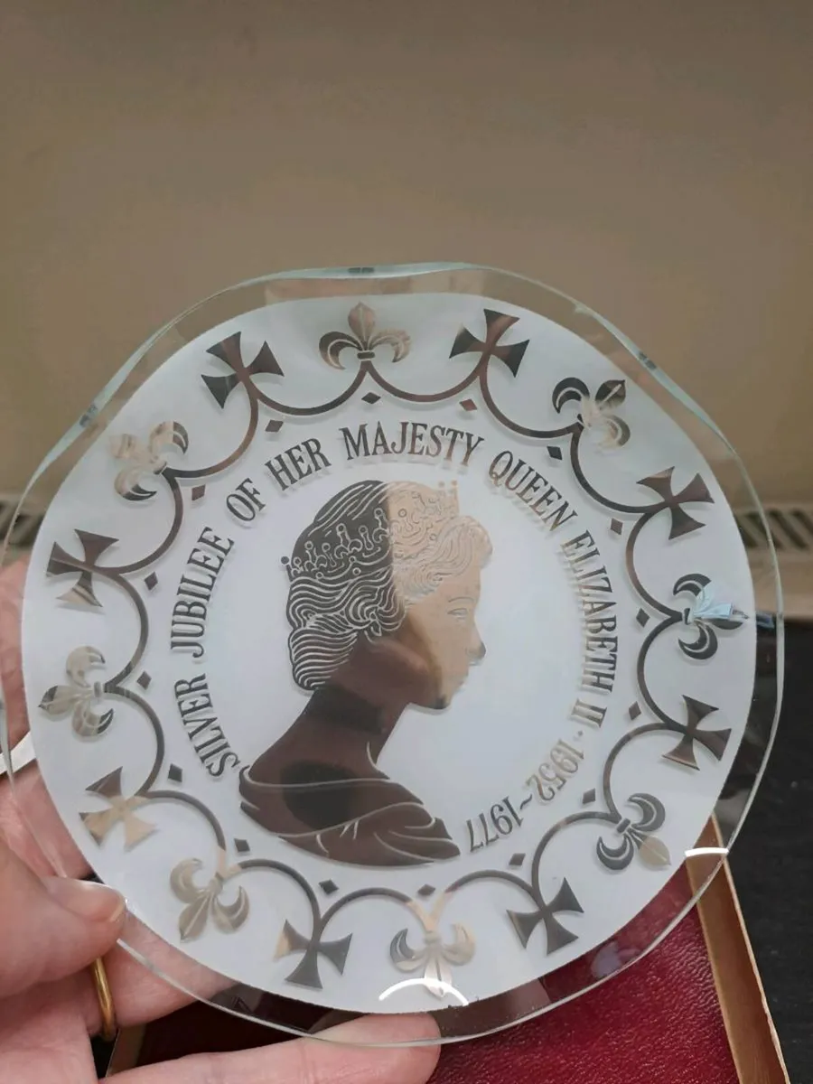 Vintage 1977 Queen Elizabeth II Silver Jubilee - Image 4
