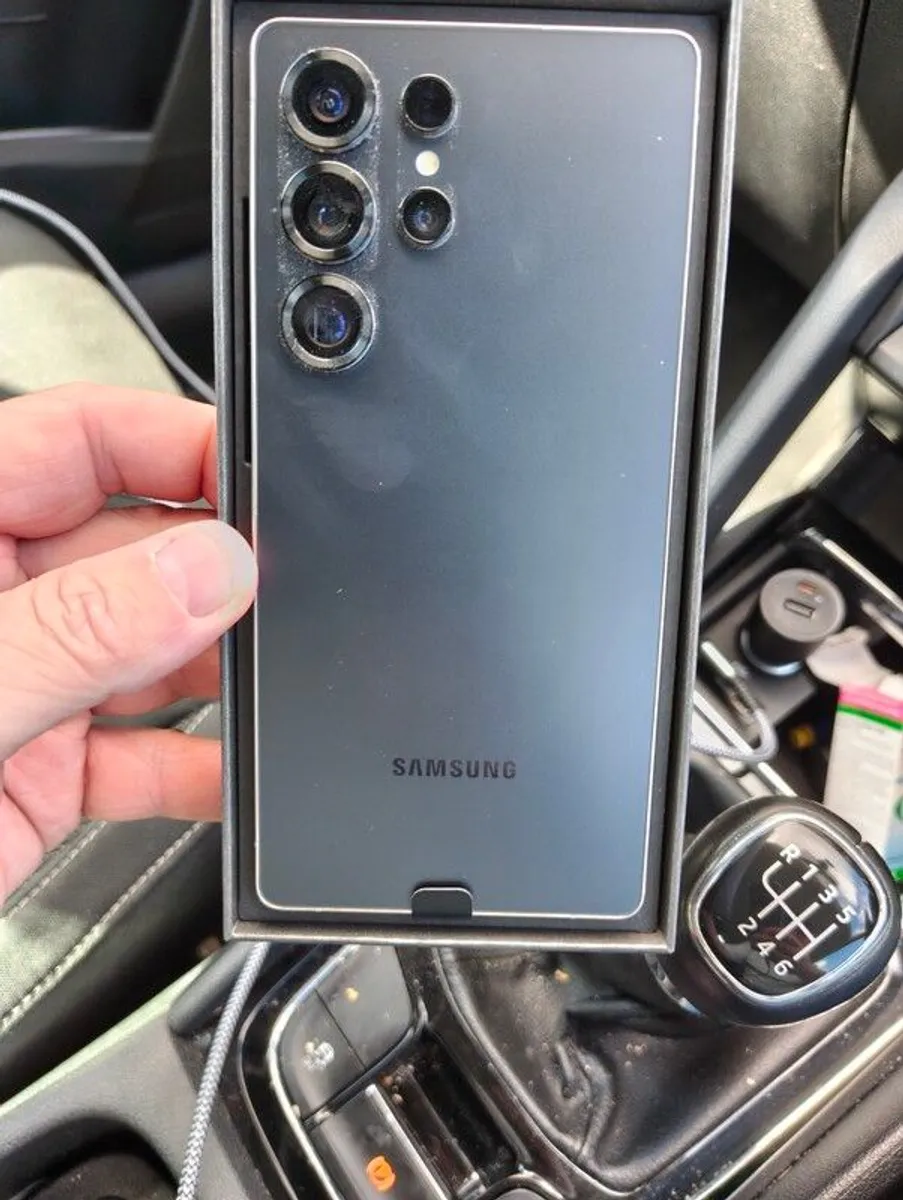 Samsung S25 Ultra Titanium Black 256-12GB Grade A few weeks old Fully Boxed Would pass as Brand New Open Trade or Swap - Image 2