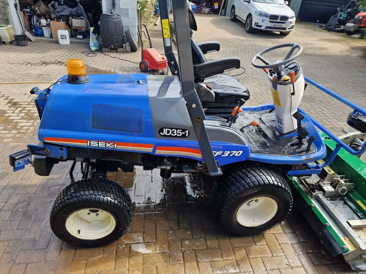 ISEKI SF370 ride on mower lawnmower 900 hours - Image 3
