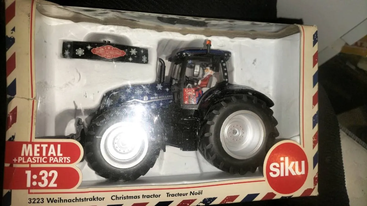 XMAS TRACTOR DIECAST MODEL FOR SALE - Image 1